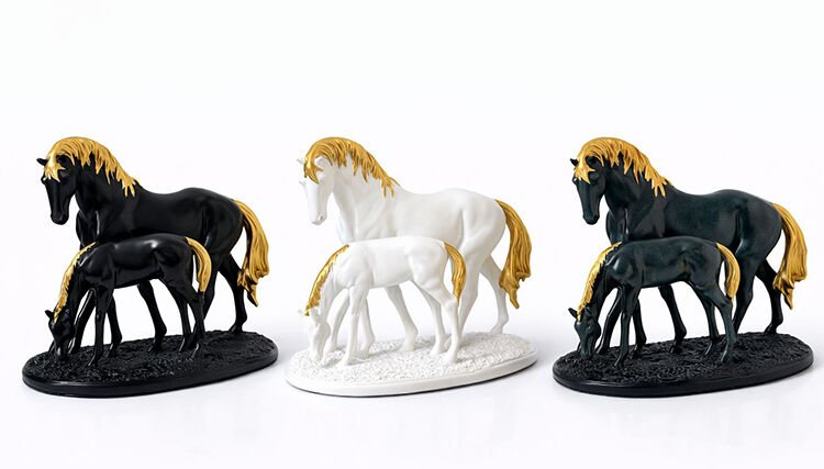 Polyester Yavrulu At Figürü