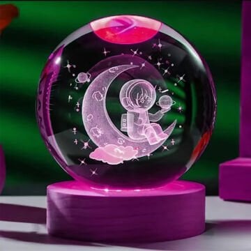 Ayda Oturan Astronot Temalı Işıklı Cam Küre