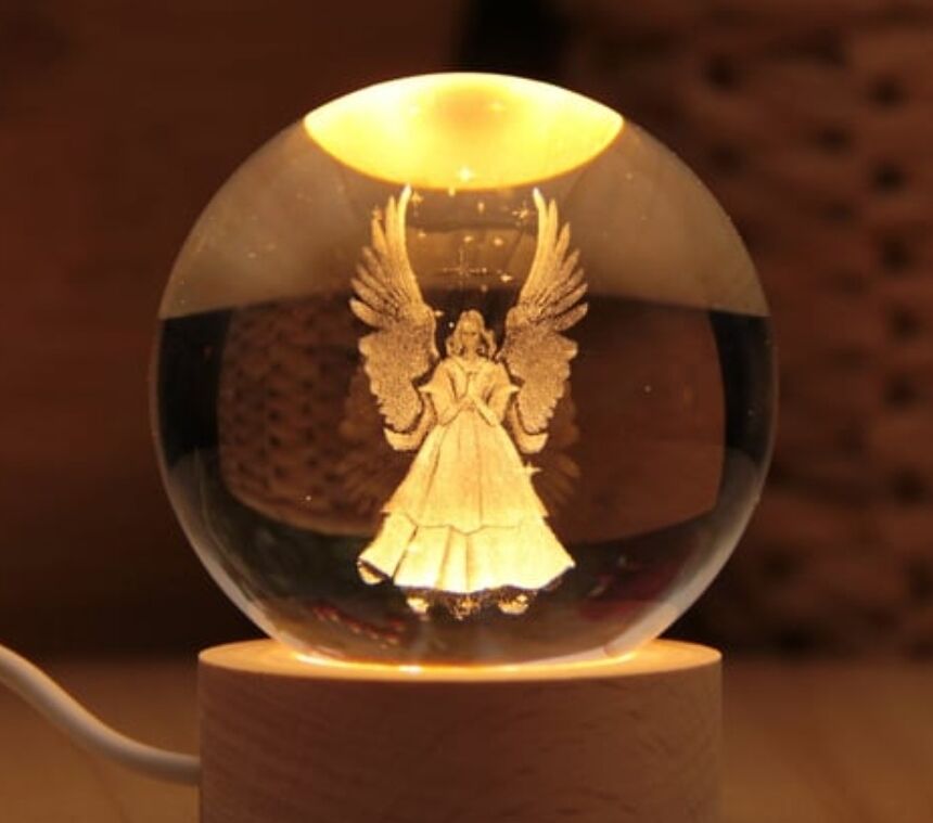 Dekoratif Kanatlı Melek Tasarımlı Ahşap Altlıklı Işıklı Cam Küre Cam:6cm Ahşap:2cm