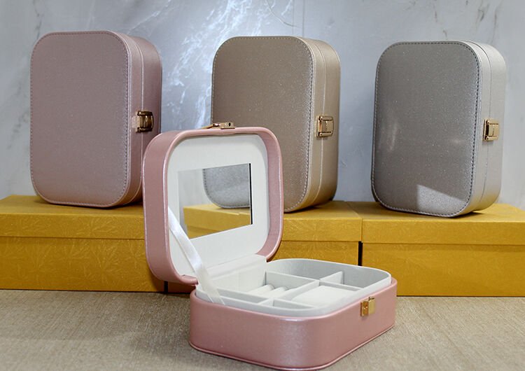 Deri Kaplamalı Makyaj Ve Takı Kutusu