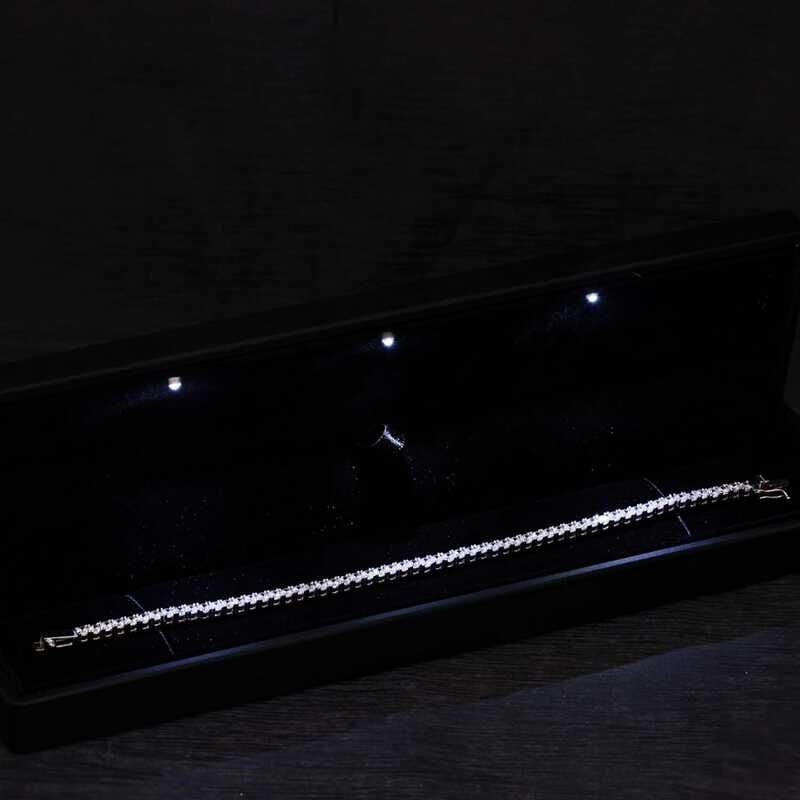 Gümüş Işıklı Kutulu 4 mm Beyaz Taşlı Su Yolu Kadın Bileklik