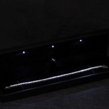 Gümüş Işıklı Kutulu 4 mm Beyaz Taşlı Su Yolu Kadın Bileklik