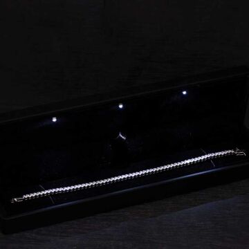 Gümüş Işıklı Kutulu 4 mm Beyaz Taşlı Su Yolu Kadın Bileklik