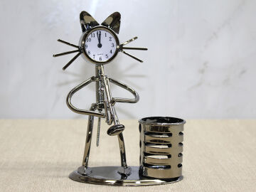 Metal Saksafon Çalan Kedi Müzisyen Saat Ve Kalemlik