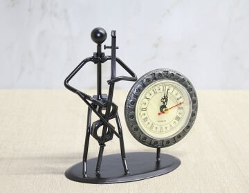 Metal Saatli Keman Çalan Müzisyen