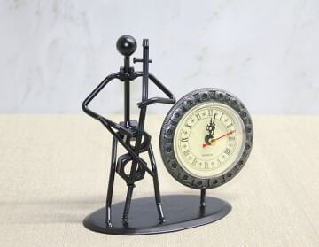 Metal Saatli Keman Çalan Müzisyen