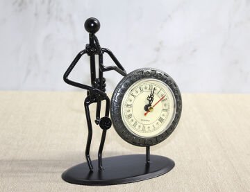 Metal Saatli Saksafon Çalan Müzisyen