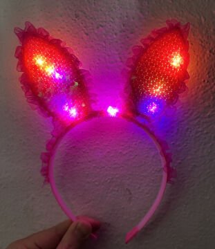 Kenarları Dantelli Fuşya Pullu Payetli Led Işıklı Tavşan Kulak Taç 23x19 cm