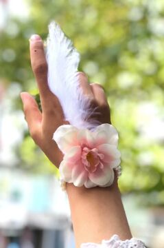 Bride to be Nedime Gelin Bilekliği Tüy ve İnci Boncuk Detaylı Somon Renkli Bekarlığa Veda Partisi Bilekliği 10 Adet