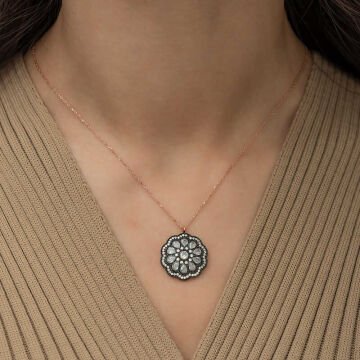 Gümüş Çiçek Desenli Elmas Montür Kolye