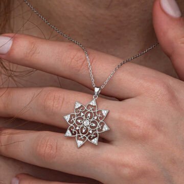 Gümüş Çiçek Desenli Kadın Kolye