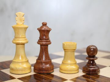 Özel Vernikli Mıknatıs Taşlı Ahşap Katlanabilir Kutulu Satranç Oyunu 12.5 Cm