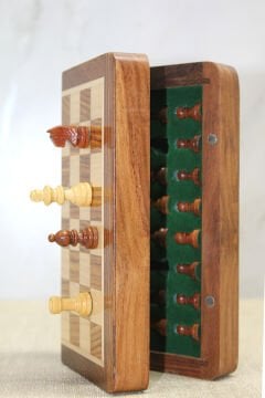 Özel Vernikli Mıknatıs Taşlı Ahşap Katlanabilir Kutulu Satranç Oyunu 12.5 Cm