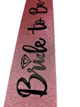 Pembe Üzeri Siyah İtalik Alyanslı Bride To Be Yazılı Simli Işıltılı Kuşak Kemer 10 cm Genişlik
