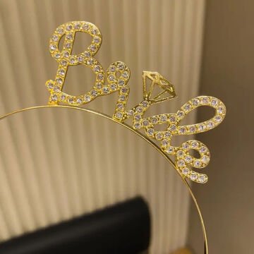 Altın Renkli Taşlı “Bride” Gelin Tacı – El Yazısı Yazı Tipiyle