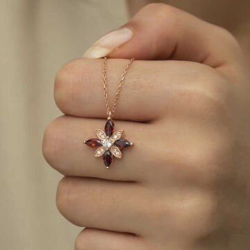925 Ayar Gümüş Kırmızı Taşlı Umut Çiçeği Gümüş Kolye
