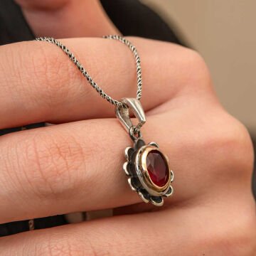 Gümüş Kırmızı Taşlı Çiçek Model Kadın Kolye