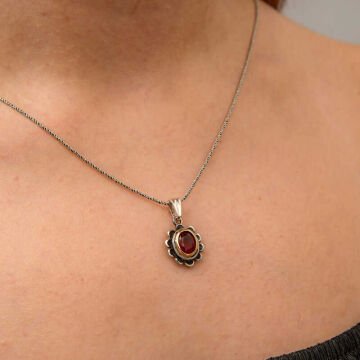 Gümüş Kırmızı Taşlı Çiçek Model Kadın Kolye