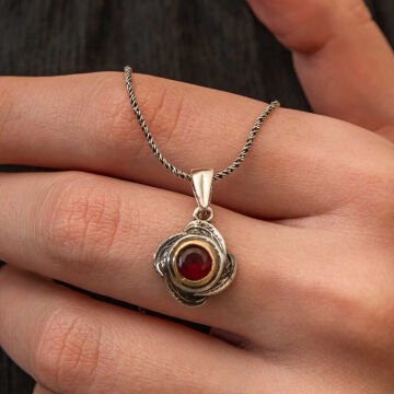 Gümüş Kırmızı Taşlı Gül Model Kadın Kolye