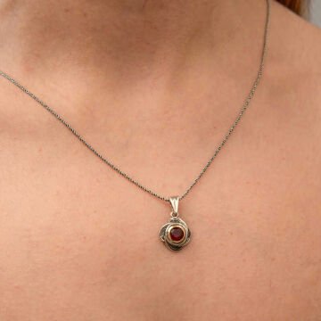 Gümüş Kırmızı Taşlı Gül Model Kadın Kolye