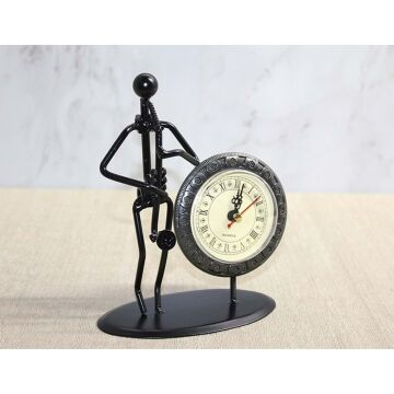 Metal Saatli Saksafon Çalan Müzisyen