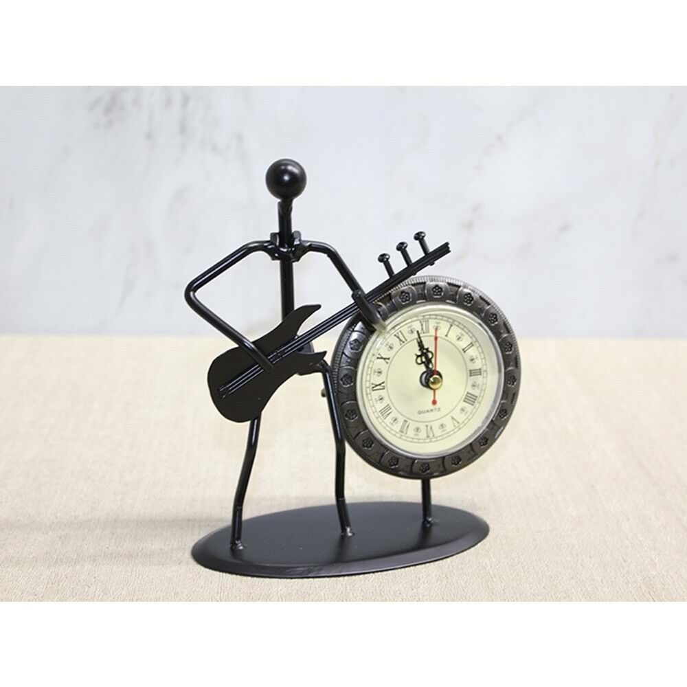 Metal Saatli Gitar Çalan Müzisyen