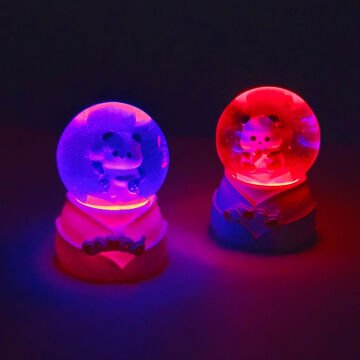 Panda Tasarımlı Işıklı Küçük Boy Kar Küresi