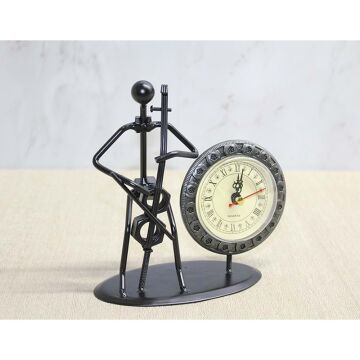 Metal Saatli Keman Çalan Müzisyen